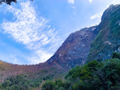藍(lán)天白云大山