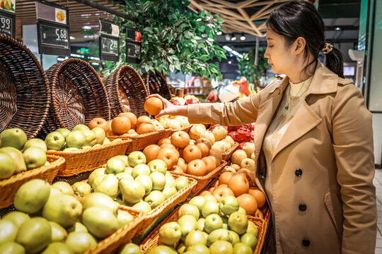 果蔬区亚洲女性挑选新鲜的水果