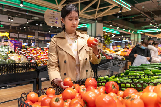 超市挑选有机新鲜蔬菜的亚洲女性