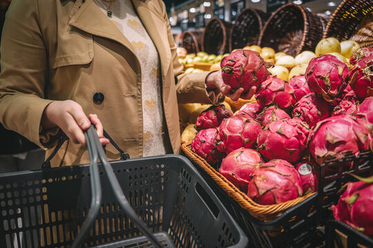 超市果蔬区选购新鲜水果的女性