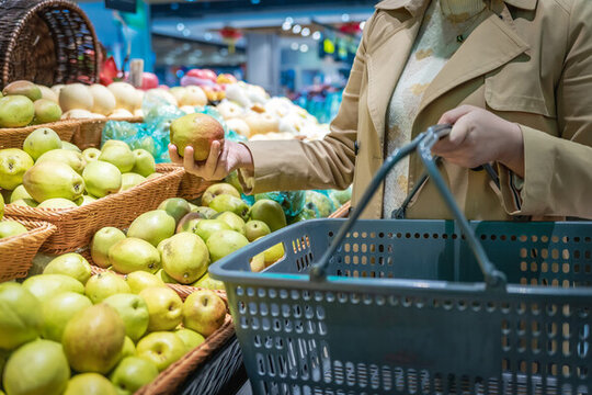 超市过道上健康选择新鲜水果方式