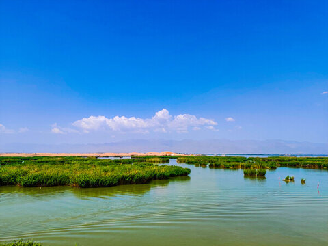 藍(lán)天白云沙漠湖泊遠(yuǎn)山