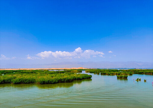 藍(lán)天白云沙漠湖泊遠(yuǎn)山
