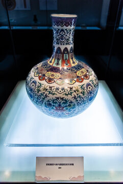 清代斗彩勾蓮團(tuán)花紋天球瓶