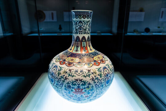清代斗彩勾蓮團(tuán)花紋天球瓶