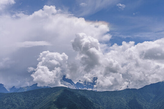 云南梅里雪山云霧中的五佛冠峰