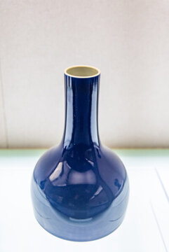 清乾隆款霽藍釉馬蹄尊