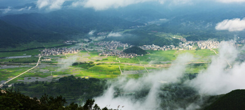 廣西鐘山紅花鎮(zhèn)云霧全景大圖