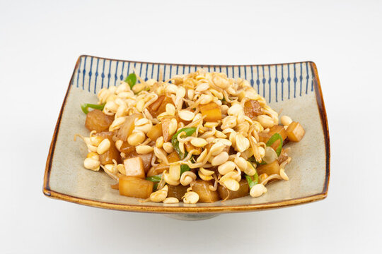 蘿卜丁炒豆芽