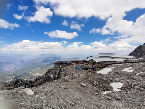 玉龍雪山上眺望索道平臺
