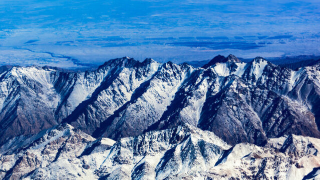 航拍天山山脈