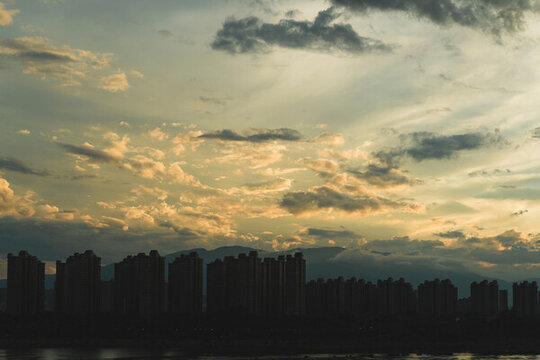 夕陽下的城市輪廓