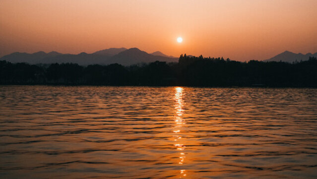 黃昏湖面