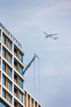 天空飛機(jī)低空飛行與地面建筑