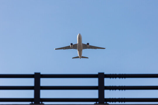 天空飛機(jī)低空飛行與地面建筑