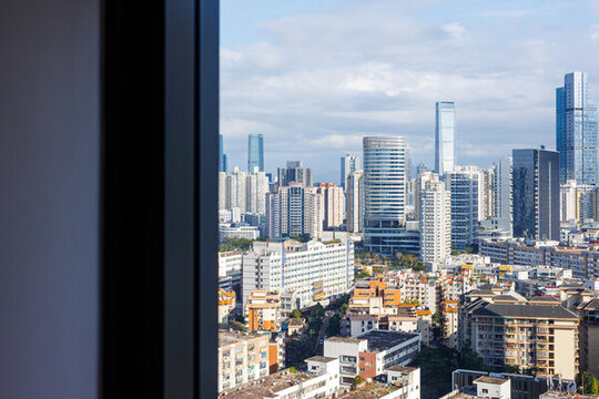 城市高层住宅窗户与窗外城市风光