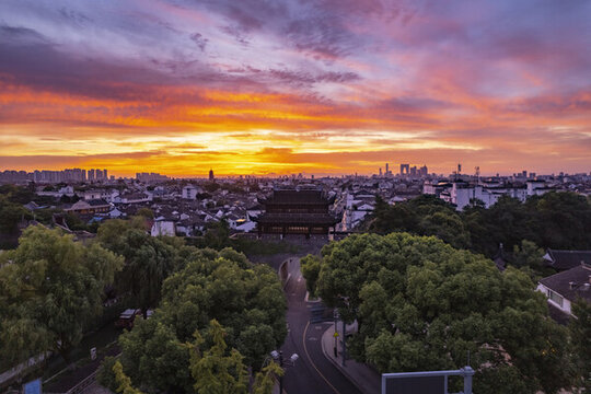 蘇州古城區(qū)朝霞日出