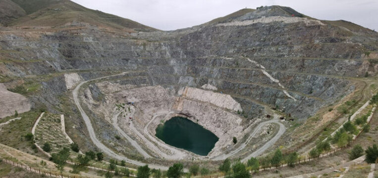 阿勒泰可可托海3號(hào)礦坑
