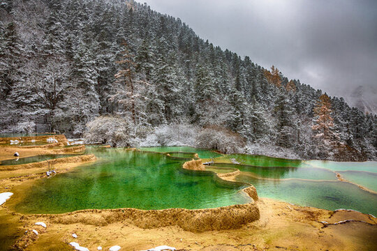 黃龍地表鈣化景觀