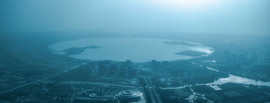 航拍上海臨港滴水湖區(qū)域全景