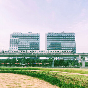行駛的地鐵列車
