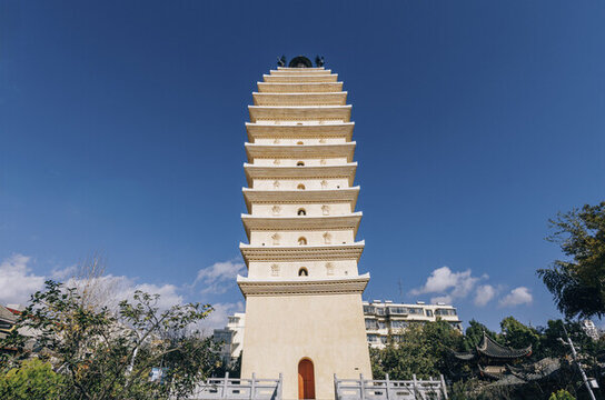 藍(lán)天下的佛塔云南昆明惠光寺塔