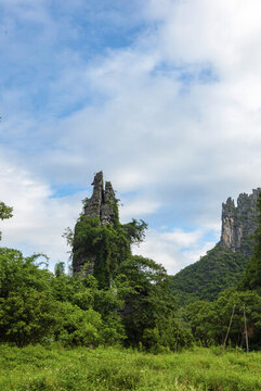 廣西鐘山公婆山景區(qū)藍(lán)天白云大圖