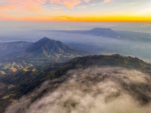 日出下的火山風(fēng)光