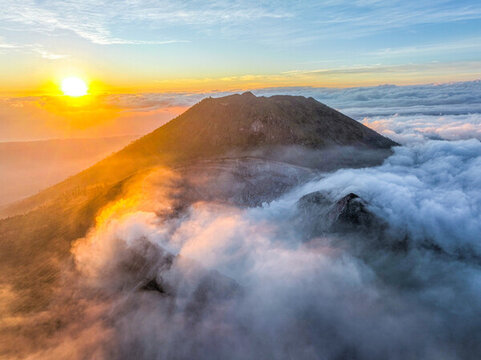 日出下的印尼伊真火山