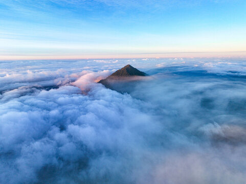日出下的印尼伊真火山