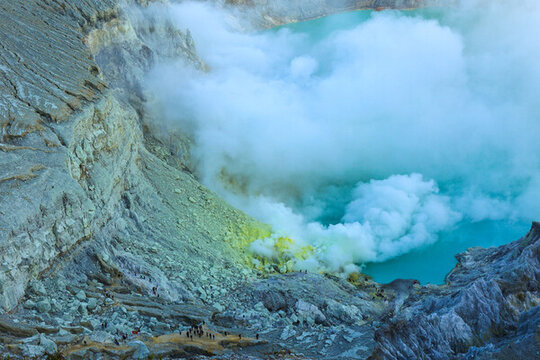 印尼宜珍火山湖风光
