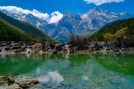 云南藍月谷碧綠湖水遠眺玉龍雪山