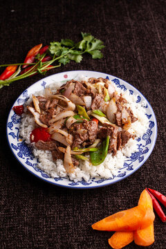 洋蔥炒牛肉蓋飯