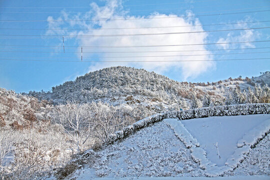 雪山皑皑