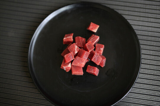 生牛肉粒