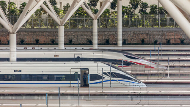 深圳北站站臺(tái)與列車
