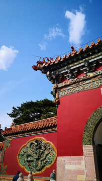 沈陽(yáng)夏季北陵公園紅墻浮雕龍