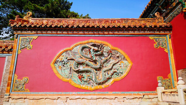 沈陽夏季北陵公園紅墻浮雕龍