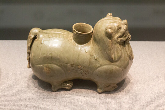 獅形青瓷燭插