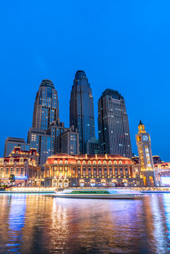 中國(guó)天津津?yàn)硰V場(chǎng)歐式建筑夜景