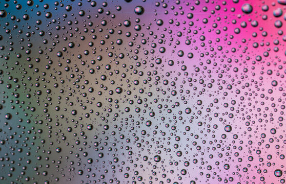 彩色背景上的气泡水滴