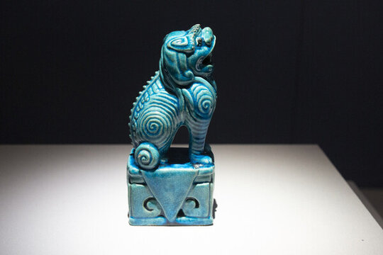 孔雀藍釉坐獅
