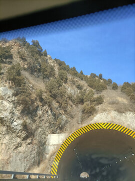 高山下的隧道