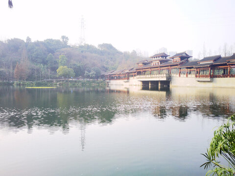 城市湖泊風(fēng)雨廊橋