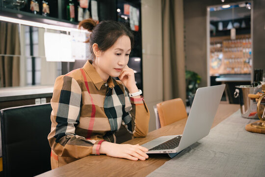 亞洲女性靈活辦公的魅力展現(xiàn)