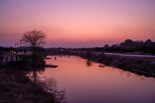 河畔夕阳