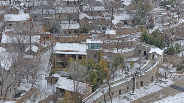 航拍雪中石頭房子