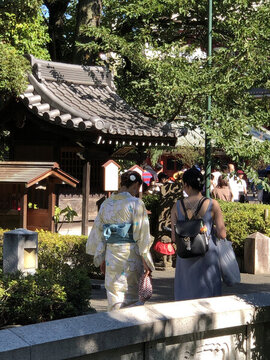 浅草寺内穿和服的日本美女