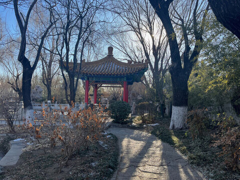 面前是一座無人的小亭子