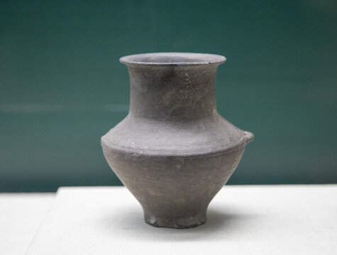 新石器時(shí)代龍山文化黑陶尊